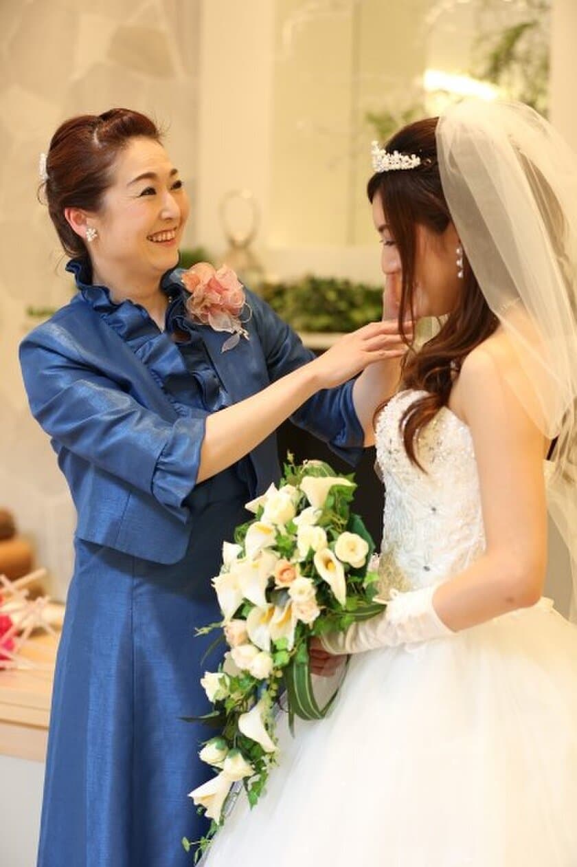 これからの結婚式は“お母さんもドレス”の時代に！
～服装に悩みがちな新郎・新婦のお母さんを応援する
Mama’s Dressが、新規プロモーションをスタート～