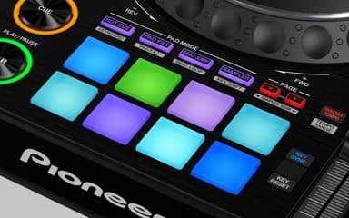 HOT CUE、PAD FX、BEAT JUMP、SAMPLER、KEYBOARD MODE などの機能を操作できる「PERFORMANCE PADS」搭載