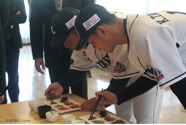 試食　山川穂高選手、高橋光成投手