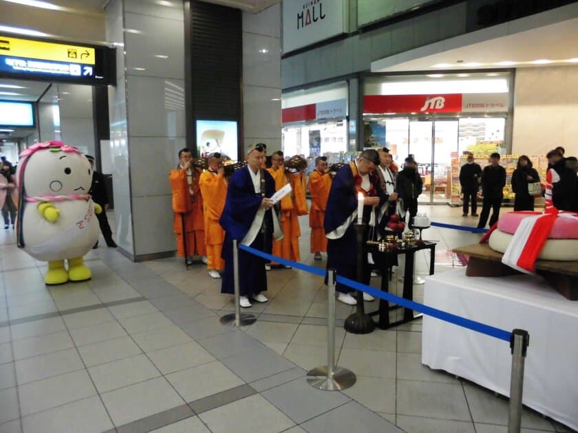 京都・醍醐寺 五大力尊仁王会をＰＲ
2月9日(金)から京橋駅に「餅上げ力奉納」用と
同サイズの大鏡餅が登場！ 大阪で唯一の展示！