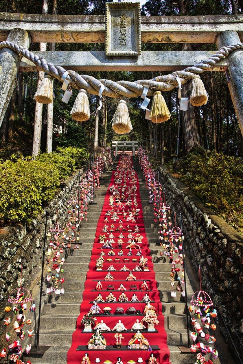 118段の階段に並べられる日本一の雛飾り！
伊豆稲取温泉「素盞鳴神社雛段飾り」2/22～3/4に開催