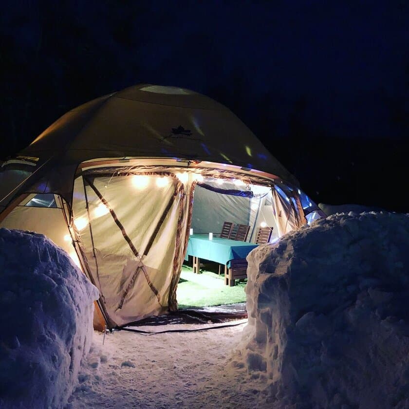 雪の壁に囲まれた幻想的なアウトドア酒場が
信州 中部山岳国立公園内に週末限定でオープン！