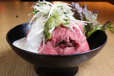 刻みワサビとトロロのローストビーフ丼