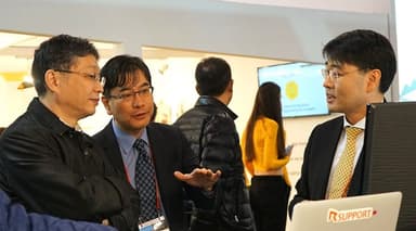 MWC2018にてNTTドコモ関係者(左)と話すRSUPPORT代表Hans Seo(右)