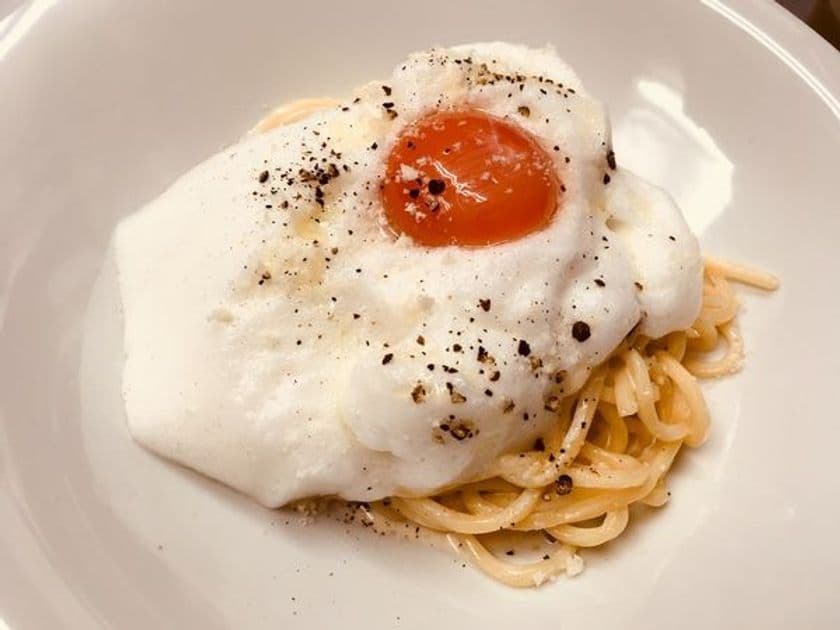 空気のように軽い“泡がふわふわ！大人のカルボナーラ”
神田小川町　幻のイタリアン　
トラットリア　カンティーニで提供開始