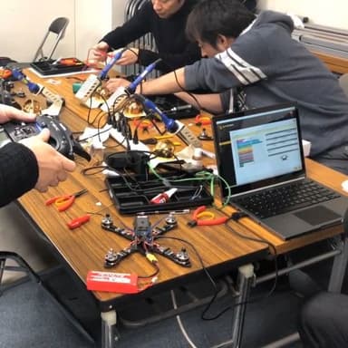 自作機をチューニングしながら操縦を学びます