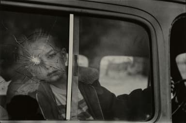 エリオット・アーウィット（アメリカ、1928） 《コロラド州　割れたガラスと少年》1955年 (C)Elliott Erwitt/Magnum Photos