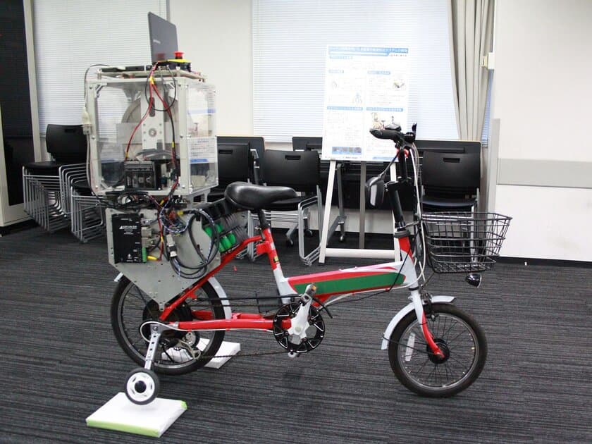 ジャイロ制御による低速時の自転車転倒防止システムを開発
　～さいたま市との連携で実現に向けデモ機を展示～