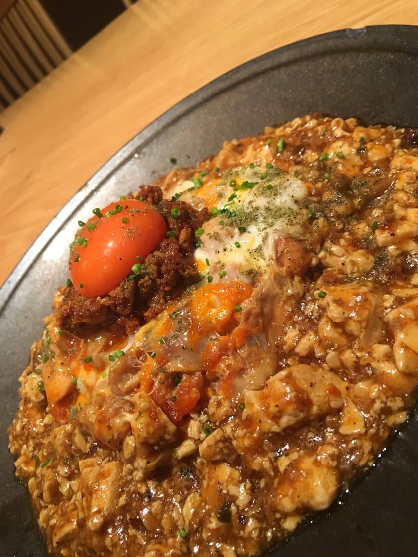 行列のできる親子丼に“鴨キーマの麻婆豆腐”を乗せる！
大阪「鼓道」でレギュラーメニューとして復活！