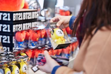 LINE FRIENDS STORE 原宿　BT21グッズを手に取る様子