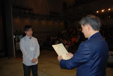 表彰式。昨年2017年の世界コンピュータ将棋選手権にて優勝の「elmo」瀧澤さん (2017年)