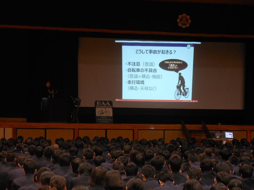 ＜自転車の安全利用促進委員会レポート＞
私立金光大阪学園にて全校生徒を対象に
自転車の交通安全教室実施　
自転車事故件数ワースト1の大阪で
自転車通学のポイントを指導！