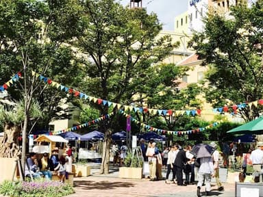 レンガソウコマルシェの開催風景