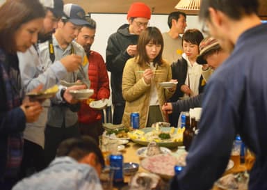 さばきたての真鯛料理がふるまわれた交流会