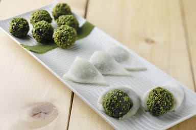 抹茶の苔玉と求肥包み