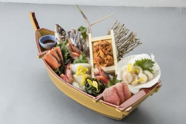 日高の春うにと6種の魚貝の“いろは”舟盛り　＜2&#44;999円＞