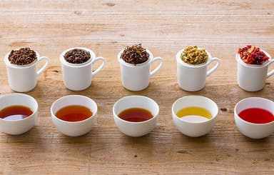 紅茶やフルーツティーなど全5種類の中から茶葉を選びます