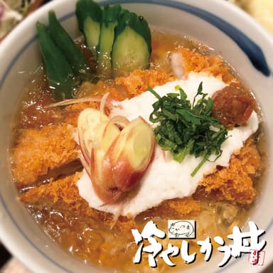 特製出汁に氷を入れる「夏の丼」です