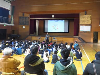 学校公開日、保護者や地域の方も参加