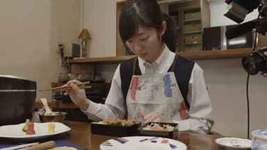 お兄さんのことを思いながら、一生懸命お弁当を作り、おかずをつめている妹さん