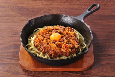 鉄板ホルモンミートソースのスパゲッティ