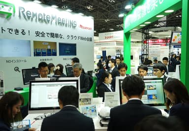 Japan IT Week 春のRemoteMeetingブースでWeb会議を体験のために集まった人々