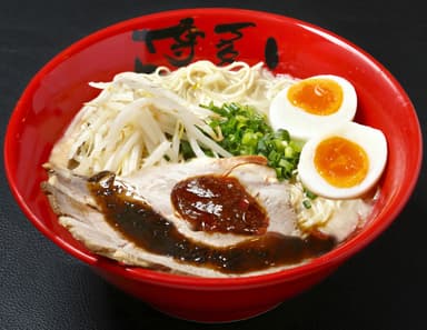 「豚骨ラーメンスペシャル(玉子入り)」15ユーロ(約1&#44;950円)