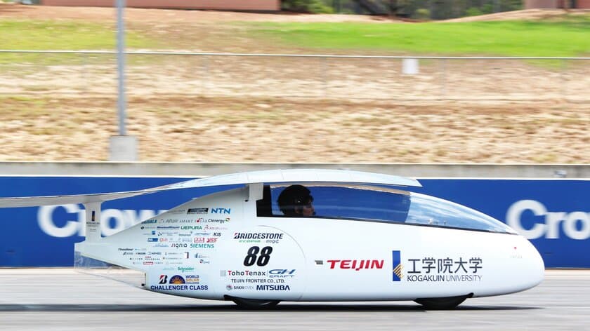 工学院大学ソーラーチームの車両が
国内最大規模の自転車ロードレースに登場
～ 5月26日、「ツアー・オブ・ジャパン」伊豆ステージの
オープニングラップで先導も ～