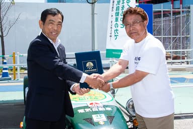 成毛政孝会長(写真左)と舘内端代表(写真右)