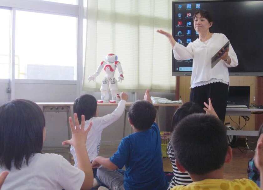 人型ロボットが英語の先生に　
日本初となる文部科学省の新教材を活用した
公立小学校での授業を開始