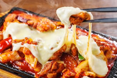 【韓国料理 焼肉ハヌリ】辛うま！とろ～り チーズダッカルビ　981円(税込)