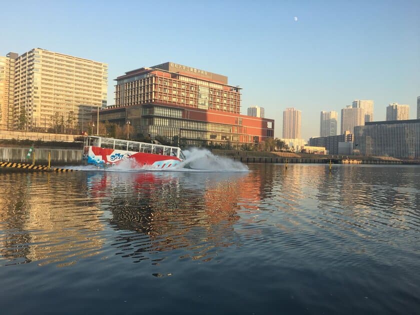 ～学生とロボットが英語でもクルーズガイド～
東雲運河でカフェ＆クルーズを行う
『夏の船カフェ』を6月23日から2日間開催