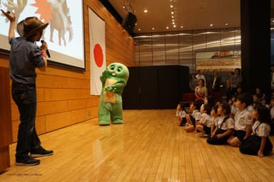 恐竜くんとガチャピン、園児