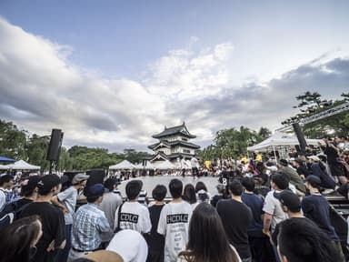 弘前城本丸が大観衆で埋め尽くされたSHIROFES.2016 (C)YASUTOMO OHSAWA (GLEAMWORKS)