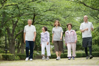 【家族や友人たちと楽しくおしゃべりしながら歩く様子(イメージ図)】