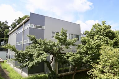 明治大学植物工場基盤技術研究センターの外観