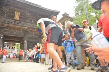 がまキングの部は階段を上り筑波山神社ご拝殿へ