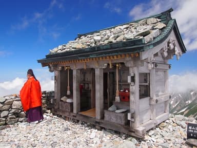 山頂の雄山神社