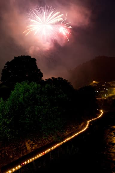 万灯と打ち上げ花火2