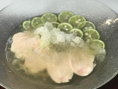 夏限定「醸し鶏とすだちの冷たい塩蕎麦」