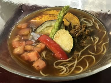 夏限定「鴨キーマの冷やしカレー蕎麦」