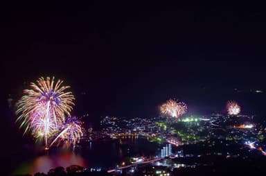 伊豆稲取温泉　花火演舞3ヶ所同時打上げ