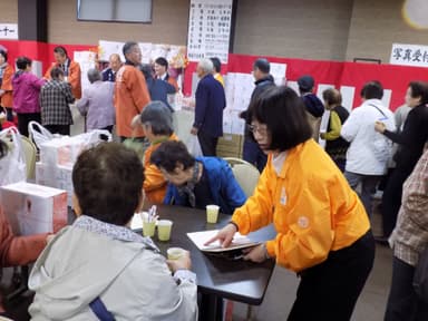 ハズレなしの「大抽選会」。みなさん楽しそうに参加されています。