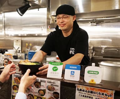 北海道名物ラーメンも複数のQR決済が可能(千歳アウトレットモール・レラ内)