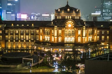 雨の夜の東京駅