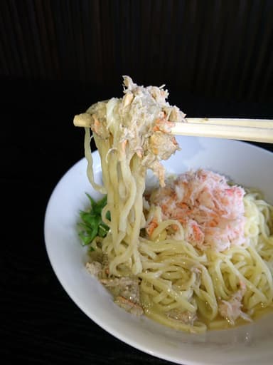 カニ塩スープとカニ味噌を絡めた麺