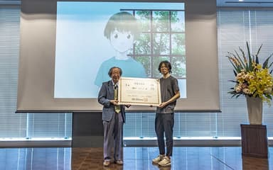 感謝祭イベント2「はじめアルゴリズム」特別合格証授与式 記念撮影の様子(写真左から公益財団法人 日本数学検定協会 会長 甘利 俊一、「はじめアルゴリズム」作者 三原 和人氏)