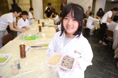 完成した味噌を持ち帰る小学生