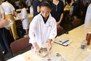 生味噌づくりする小学生 2