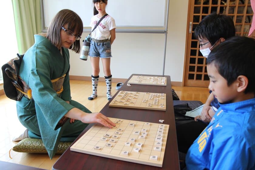 《今週末開催！！》そろばんで街おこし！　
8月5日(日)「そろばんまつり」開催　
将棋界史上初の外国人女流棋士
カロリーナ・ステチェンスカ棋士参戦！